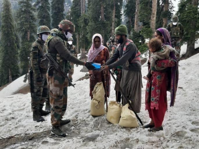 The family was starving on the mountain, the Indian army climbed 24 hours and delivered food | पर्वतावर उपाशीपोटी अडकले होते कुटुंब, लष्कराने २४ तास चढाई करत पोहोचवले भोजन The family was starving on the mountain, the Indian army climbed 24 hours and delivered food | पर्वतावर उपाशीपोटी अडकले होते कुटुंब, लष्कराने २४ तास चढाई करत पोहोचवले भोजन