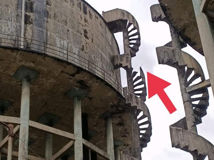 Tauktae Cyclone: Part of Bhiwandi water tank ladder broken | Tauktae Cyclone : भिवंडीत पाण्याच्या टाकीच्या शिडीचा भाग तुटला; मनपा प्रशासनाने दुर्लक्ष केल्याचा नगरसेवकाचा आरोप  Tauktae Cyclone: Part of Bhiwandi water tank ladder broken | Tauktae Cyclone : भिवंडीत पाण्याच्या टाकीच्या शिडीचा भाग तुटला; मनपा प्रशासनाने दुर्लक्ष केल्याचा नगरसेवकाचा आरोप