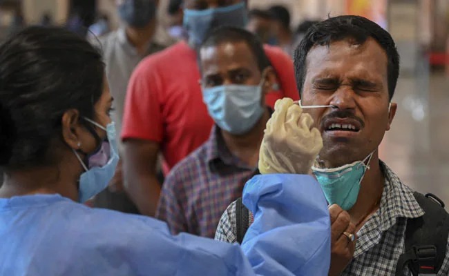 Coronavirus: ... Then the second wave of coronavirus will end in the next two weeks in India, experts say | Coronavirus: ...तर पुढच्या दोन आठवड्यात संपुष्टात येईल कोरोनाची दुसरी लाट, तज्ज्ञांचं सकारात्मक विधान Coronavirus: ... Then the second wave of coronavirus will end in the next two weeks in India, experts say | Coronavirus: ...तर पुढच्या दोन आठवड्यात संपुष्टात येईल कोरोनाची दुसरी लाट, तज्ज्ञांचं सकारात्मक विधान