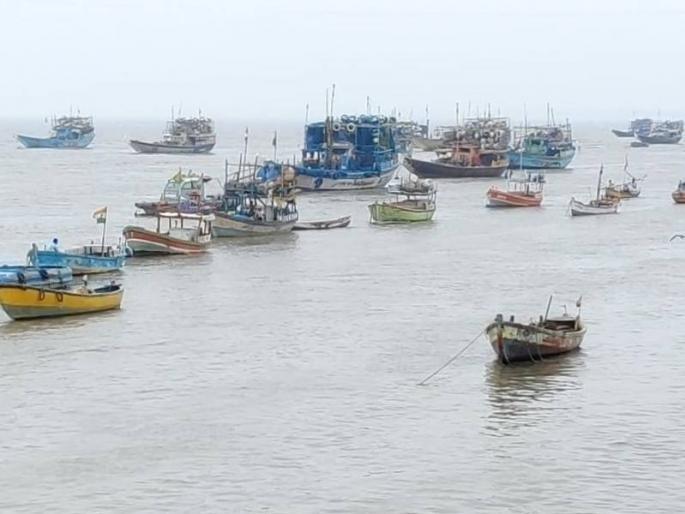 New Help Merry fishing boat caught in Tauktae Cyclone | Tauktae Cyclone : न्यू हेल्प मेरी मच्छीमार बोट चक्रीवादळात अडकली; ६ जणांचा जीव वाचवण्यासाठी धडपड New Help Merry fishing boat caught in Tauktae Cyclone | Tauktae Cyclone : न्यू हेल्प मेरी मच्छीमार बोट चक्रीवादळात अडकली; ६ जणांचा जीव वाचवण्यासाठी धडपड
