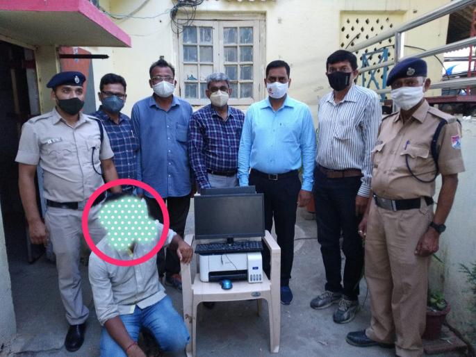 Caught by train ticket broker; Tickets were being paid at extra rates | रेल्वे तिकीट दलालास पकडले; जादा दराने देत होता तिकिटं  Caught by train ticket broker; Tickets were being paid at extra rates | रेल्वे तिकीट दलालास पकडले; जादा दराने देत होता तिकिटं