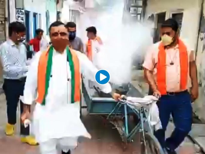 CoronaVirus Live Updates bjp leader gopal sharma roaming with hawan fume and blowing shankh | अरे देवा! कोरोना नष्ट करण्यासाठी भाजपा नेत्याचा शंखनाद, यज्ञ कुंड घेऊन थेट रस्त्यावर; Video व्हायरल CoronaVirus Live Updates bjp leader gopal sharma roaming with hawan fume and blowing shankh | अरे देवा! कोरोना नष्ट करण्यासाठी भाजपा नेत्याचा शंखनाद, यज्ञ कुंड घेऊन थेट रस्त्यावर; Video व्हायरल