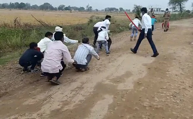 Coronavirus: More than 500 people gathered at the wedding, frogs jumped by the police to kill the bones | Coronavirus: लग्नात जमली ५००हून अधिक लोकांची गर्दी, पोलिसांनी व-हाड्यांना मारायला लावल्या बेडूक उड्या