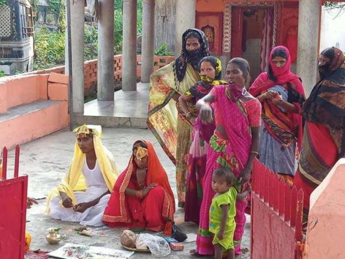 Refusing marriage cost her boyfriend dearly; marriage taken place at police station, 'underwear-vest' found in dowry | लग्नाला नकार देणं बॉयफ्रेंडला पडलं महागात; पोलीस ठाण्यातच घेतले सात फेरे, हुंड्यात मिळाले 'अंडरविअर-बनियन' Refusing marriage cost her boyfriend dearly; marriage taken place at police station, 'underwear-vest' found in dowry | लग्नाला नकार देणं बॉयफ्रेंडला पडलं महागात; पोलीस ठाण्यातच घेतले सात फेरे, हुंड्यात मिळाले 'अंडरविअर-बनियन'