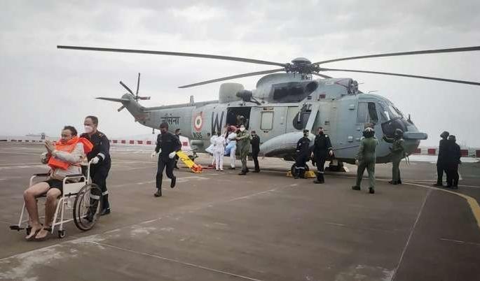Tauktae Cyclone : Navy succeeds in rescuing 220 people drowned in cyclone; 22 accidental deaths registered with police | Tauktae Cyclone : तौक्ते चक्रीवादळात बुडालेल्या २२० जणांना वाचवण्यात नौदलाला यश; २२ अपघाती मृत्यूंची पोलिसांत नोंद Tauktae Cyclone : Navy succeeds in rescuing 220 people drowned in cyclone; 22 accidental deaths registered with police | Tauktae Cyclone : तौक्ते चक्रीवादळात बुडालेल्या २२० जणांना वाचवण्यात नौदलाला यश; २२ अपघाती मृत्यूंची पोलिसांत नोंद