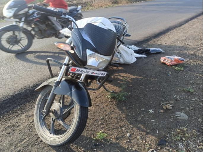 The woman was killed on the spot in a head-on collision between two two-wheelers | दोन दुचाकींच्या समोरासमोरील धडकेत महिला जागीच ठार The woman was killed on the spot in a head-on collision between two two-wheelers | दोन दुचाकींच्या समोरासमोरील धडकेत महिला जागीच ठार