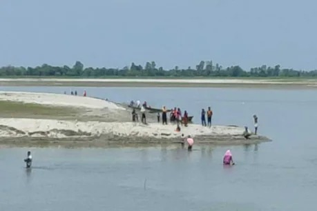 Corona vaccination: Fear of vaccine than corona! The villagers got frightened when they saw the vaccination team, jumped into the river and fled | Corona vaccination: कोरोनापेक्षा लसीचे भय! लसीकरणासाठी आलेल्या पथकाला पाहून ग्रामस्थ घाबरले, नदीत उड्या मारून पळाले