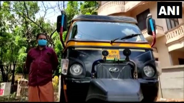 CoronaVirus Live Updates kerala man made his auto rickshaw in ambulance to help more than 500 corona patients | कडक सॅल्यूट! कोरोनाग्रस्तांच्या मदतीसाठी 'त्याने' रिक्षाची केली रुग्णवाहिका, 500 रुग्णांना केली मदत CoronaVirus Live Updates kerala man made his auto rickshaw in ambulance to help more than 500 corona patients | कडक सॅल्यूट! कोरोनाग्रस्तांच्या मदतीसाठी 'त्याने' रिक्षाची केली रुग्णवाहिका, 500 रुग्णांना केली मदत