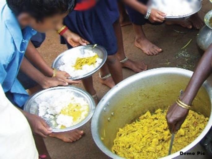For politics, stopped distributing school nutrition to the children | राजकारणासाठी हिरावला मुलांच्या तोंडातला घास, शालेय पोषण आहाराचे वाटप थांबलेे For politics, stopped distributing school nutrition to the children | राजकारणासाठी हिरावला मुलांच्या तोंडातला घास, शालेय पोषण आहाराचे वाटप थांबलेे