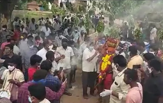 CoronaVirus News Andhra locals sacrifice lockdown rules to appease angry goddess who brought Covid wave | अरे देवा! नियमावलीची एैशीतैशी, सोशल डिस्टंसिंगचा फज्जा; कोरोनात देवी कोपली म्हणत गावकऱ्यांची मोठी गर्दी CoronaVirus News Andhra locals sacrifice lockdown rules to appease angry goddess who brought Covid wave | अरे देवा! नियमावलीची एैशीतैशी, सोशल डिस्टंसिंगचा फज्जा; कोरोनात देवी कोपली म्हणत गावकऱ्यांची मोठी गर्दी