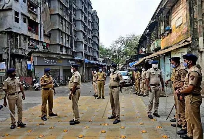 Coronavirus: Strict restrictions even after June 1st? Bitter decisions will have to be made to control the corona, the CM hints | Coronavirus: १ जूननंतरही कडक निर्बंध? कोरोना नियंत्रणासाठी कटू निर्णय घ्यावे लागणार, मुख्यमंत्र्यांचे संकेत