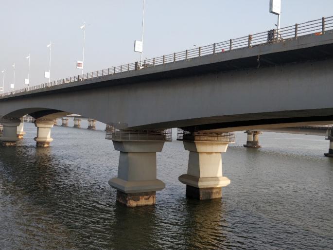 Possibility of the wife of a former MLA to commit suicide? Police took him into custody near Vashi creek bridge | माजी आमदाराची पत्नी होती आत्महत्येच्या तयारीत? वाशी खाडीपुलाजवळ पोलिसांनी घेतलं ताब्यात Possibility of the wife of a former MLA to commit suicide? Police took him into custody near Vashi creek bridge | माजी आमदाराची पत्नी होती आत्महत्येच्या तयारीत? वाशी खाडीपुलाजवळ पोलिसांनी घेतलं ताब्यात