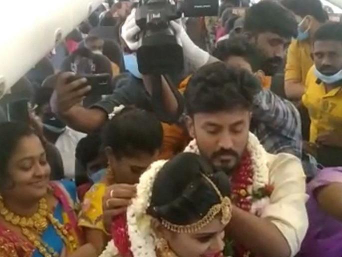 Coronavirus: The wedding took place on the plane and in the air, now the action is interrupted | Coronavirus: विमानात वऱ्हाड आणि हवेतच झाले लग्न, आता कारवाईचे विघ्न Coronavirus: The wedding took place on the plane and in the air, now the action is interrupted | Coronavirus: विमानात वऱ्हाड आणि हवेतच झाले लग्न, आता कारवाईचे विघ्न