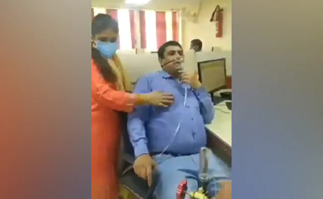 pnb employee reaches bank with oxygen support accuses officers of harassment bokaro jharkhand | बापरे! ऑक्सिजन सिलिंडरसह बँकेत पोहोचला कर्मचारी, अधिकाऱ्यांवर केले गंभीर आरोप; Video व्हायरल pnb employee reaches bank with oxygen support accuses officers of harassment bokaro jharkhand | बापरे! ऑक्सिजन सिलिंडरसह बँकेत पोहोचला कर्मचारी, अधिकाऱ्यांवर केले गंभीर आरोप; Video व्हायरल
