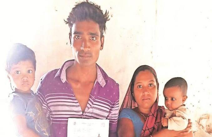 man from madhya pradesh dead on paper running from government offices to prove he is alive | मी जिवंत आहे... हे सिद्ध करण्यासाठी 'त्याला' करावी लागतेय धडपड; माराव्या लागताहेत कार्यालयाच्या चकरा man from madhya pradesh dead on paper running from government offices to prove he is alive | मी जिवंत आहे... हे सिद्ध करण्यासाठी 'त्याला' करावी लागतेय धडपड; माराव्या लागताहेत कार्यालयाच्या चकरा