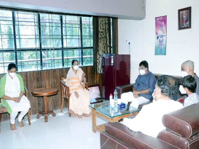 K.C.Venugopal, close to the Gandhi family, visits the Late Rajeev Satav's family; Confidential discussion done after consolation | गांधी घराण्याचे निकटवर्तीय वेणुगोपाल सातव कुटुंबियांच्या भेटीला; सांत्वन करून केली गोपनीय चर्चा
