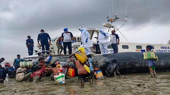 Yaas Cyclone: One crore people hit by storm, 15 lakh people became homeless, Most damage in W. Bengal, Odisha | Yaas Cyclone: एक कोटी लोकांना वादळाचा तडाखा, १५ लाख लोक झाले बेघर, प. बंगाल, ओडिशामध्ये सर्वाधिक नुकसान Yaas Cyclone: One crore people hit by storm, 15 lakh people became homeless, Most damage in W. Bengal, Odisha | Yaas Cyclone: एक कोटी लोकांना वादळाचा तडाखा, १५ लाख लोक झाले बेघर, प. बंगाल, ओडिशामध्ये सर्वाधिक नुकसान