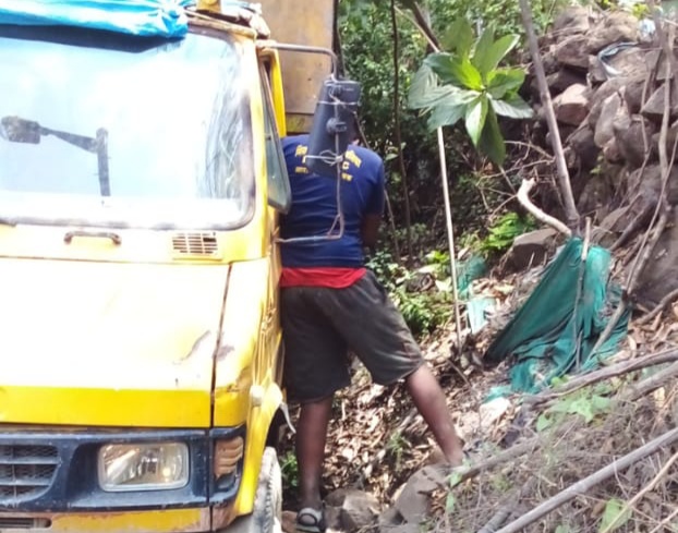 Accidents of garbage trucks of Mira Bhayander Municipality continue | मीरा भाईंदर पालिकेच्या कचरा गाडयांचे अपघात सुरूच Accidents of garbage trucks of Mira Bhayander Municipality continue | मीरा भाईंदर पालिकेच्या कचरा गाडयांचे अपघात सुरूच