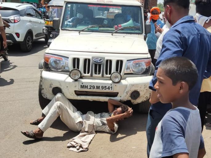 Mask sales vehicle confiscated in yavatmal | मास्क विक्रीची गाडी जप्त करताच 'त्याने' वाहनापुढे घातले लोटांगण Mask sales vehicle confiscated in yavatmal | मास्क विक्रीची गाडी जप्त करताच 'त्याने' वाहनापुढे घातले लोटांगण