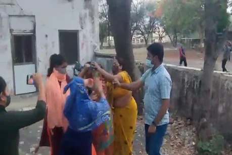 The wife caught the husband red-handed with the girlfrieng; Locked out then what ... | पत्नीने पतीला प्रेयसीसोबत रंगेहाथ पकडले; बाहेर लावले कुलूप मग काय... The wife caught the husband red-handed with the girlfrieng; Locked out then what ... | पत्नीने पतीला प्रेयसीसोबत रंगेहाथ पकडले; बाहेर लावले कुलूप मग काय...