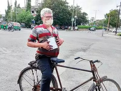 A 48-year-old man in Surat was fined Rs 100 for riding his cycle on the wrong side of the road | चुकीच्या बाजूने सायकल चालवली म्हणून महिला ट्राफिक पोलिसाने अडवले अन् फाडले चलान A 48-year-old man in Surat was fined Rs 100 for riding his cycle on the wrong side of the road | चुकीच्या बाजूने सायकल चालवली म्हणून महिला ट्राफिक पोलिसाने अडवले अन् फाडले चलान