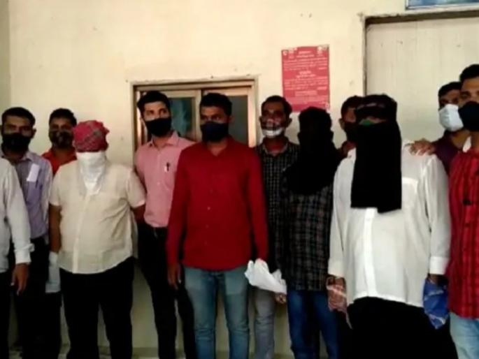 Handcuffs to the accused who amassed wealth by collecting haftas from hawkers; Suspected of being a political benefactor | फेरीवाल्यांकडून हप्तावसुली करून संपत्ती जमवणाऱ्या आरोपींना बेड्या; राजकीय वरदहस्त असल्याचा संशय Handcuffs to the accused who amassed wealth by collecting haftas from hawkers; Suspected of being a political benefactor | फेरीवाल्यांकडून हप्तावसुली करून संपत्ती जमवणाऱ्या आरोपींना बेड्या; राजकीय वरदहस्त असल्याचा संशय