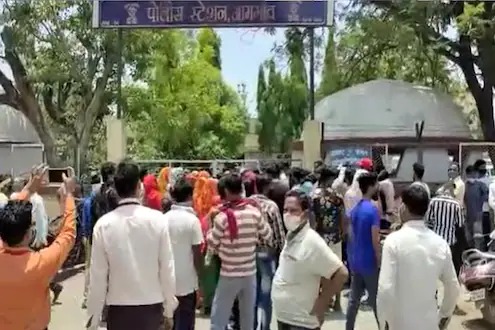 Accused dies in police custody after being beaten to death; Murder case against five persons including police | बेदम मारहाणीनेच पोलीस कोठडीतील आरोपीचा मृत्यू; ठाणेदारासह पाचजणांवर खुनाचा गुन्हा Accused dies in police custody after being beaten to death; Murder case against five persons including police | बेदम मारहाणीनेच पोलीस कोठडीतील आरोपीचा मृत्यू; ठाणेदारासह पाचजणांवर खुनाचा गुन्हा
