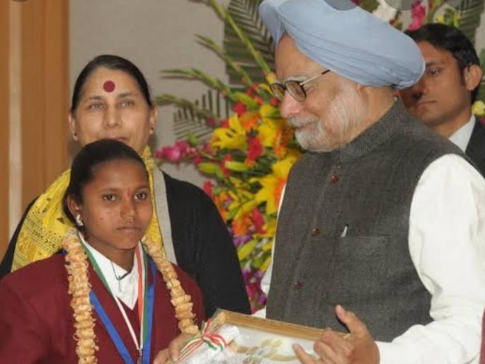 National Bravery Award winner Hali Baraf in bad situation | बालशौर्य पुरस्कार विजेती वीरबाला हाली बरफ हलाखीत; रेशनिंगच्या अन्नधान्यापासूनही वंचित! National Bravery Award winner Hali Baraf in bad situation | बालशौर्य पुरस्कार विजेती वीरबाला हाली बरफ हलाखीत; रेशनिंगच्या अन्नधान्यापासूनही वंचित!