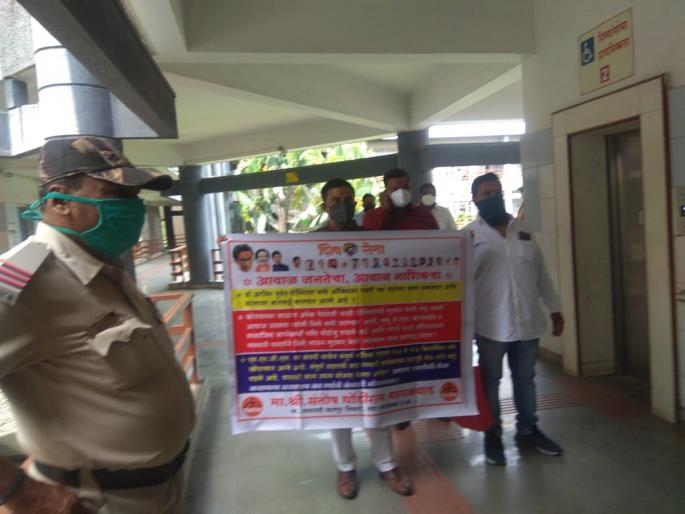 Nashik Oxygen Leakage: Who is responsible for the oxygen leak accident? Shiv Sena corporator's agitation in Nashik general body meeting | Nashik Oxygen Leakage: ऑक्सिजन गळती दुर्घटनेला जबाबदार कोण? नाशिकच्या महासभेत शिवसेनेच्या नगरसेवकाचे आंदोलन Nashik Oxygen Leakage: Who is responsible for the oxygen leak accident? Shiv Sena corporator's agitation in Nashik general body meeting | Nashik Oxygen Leakage: ऑक्सिजन गळती दुर्घटनेला जबाबदार कोण? नाशिकच्या महासभेत शिवसेनेच्या नगरसेवकाचे आंदोलन