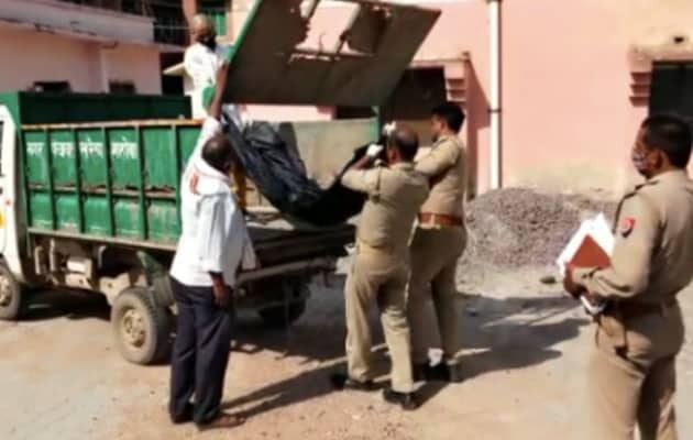 The dead body of a farmer was taken away by the police in a garbage truck | संतापजनक! पोलिसांनी कचऱ्याच्या गाडीतून नेला शेतकऱ्याचा मृतदेह The dead body of a farmer was taken away by the police in a garbage truck | संतापजनक! पोलिसांनी कचऱ्याच्या गाडीतून नेला शेतकऱ्याचा मृतदेह