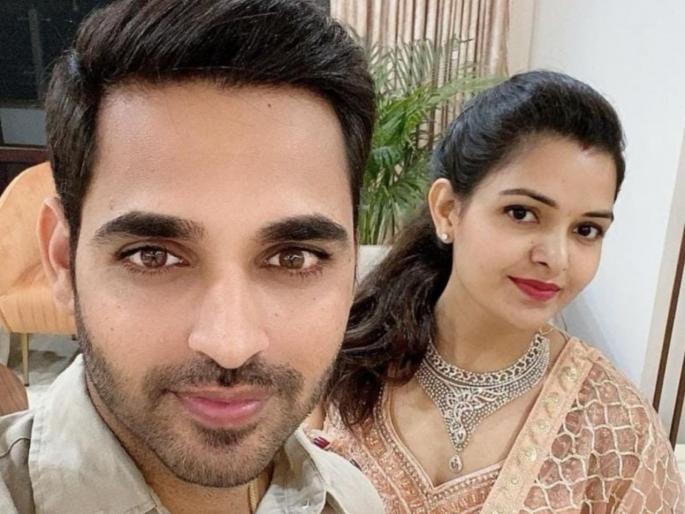 Bhuvneshwar Kumar and his wife are reportedly in isolation at their home after having COVID19 symptoms | भुवनेश्वर कुमार व त्याच्या पत्नीत दिसले कोरोनाची लक्षणं, आईला करावं लागलं हॉस्पिटलमध्ये अ‍ॅडमिट 