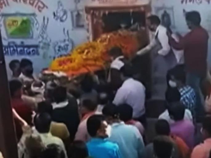CoronaVirus News madhya pradesh former minister laxmikant sharma last rites no social distancing covid | CoronaVirus News : कोरोना नियमावलीची एैशीतैशी अन् सोशल डिस्टंसिंगचा फज्जा; माजी मंत्र्याच्या अंत्ययात्रेसाठी तुफान गर्दी CoronaVirus News madhya pradesh former minister laxmikant sharma last rites no social distancing covid | CoronaVirus News : कोरोना नियमावलीची एैशीतैशी अन् सोशल डिस्टंसिंगचा फज्जा; माजी मंत्र्याच्या अंत्ययात्रेसाठी तुफान गर्दी