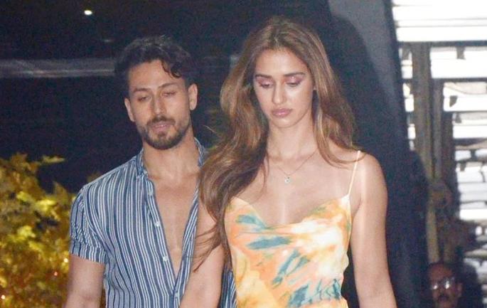 Tiger Shroff and Disha Patani were walking on the bandstand during the Corona curfew, Action taken by Mumbai Police | संचारबंदीदरम्यान बँडस्टँडवर फिरत होते टायगर श्रॉफ आणि दिशा पटाणी, मुंबई पोलिसांनी केली कारवाई  Tiger Shroff and Disha Patani were walking on the bandstand during the Corona curfew, Action taken by Mumbai Police | संचारबंदीदरम्यान बँडस्टँडवर फिरत होते टायगर श्रॉफ आणि दिशा पटाणी, मुंबई पोलिसांनी केली कारवाई