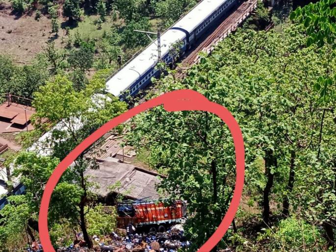 Major accidents on railway tracks avoided! A truck plunged into a 400-foot-deep ravine in Kasara Ghat, one deathand injuring another | रेल्वे ट्रॅकवरील मोठी दुर्घटना टळली! कसारा घाटात अपघात; 400 फुट खोल दरीत गेला ट्रक, एक ठार तर एक जखमी Major accidents on railway tracks avoided! A truck plunged into a 400-foot-deep ravine in Kasara Ghat, one deathand injuring another | रेल्वे ट्रॅकवरील मोठी दुर्घटना टळली! कसारा घाटात अपघात; 400 फुट खोल दरीत गेला ट्रक, एक ठार तर एक जखमी