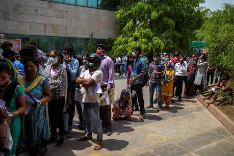 Coronavirus: Angels came to save from Coronavirus, people thought it was real, thousands of people gathered to see | Coronavirus: कोरोनापासून वाचवण्यासाठी आल्या पऱ्या, लोकांना वाटल्या खऱ्या, दर्शनासाठी जमली हजारोंची गर्दी    