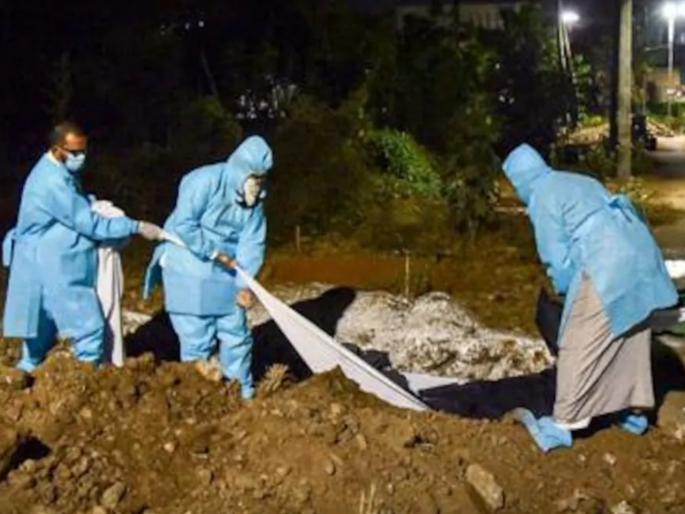 CoronaVirus News woman returns home 18 days after family buries body in covid 19 wraps andhra pradesh | CoronaVirus News : खळबळजनक! कुटुंबीयांनी दफन केला पॉलिथीनमध्ये गुंडाळलेला मृतदेह अन् 18 दिवसांनी घरी परतली महिला CoronaVirus News woman returns home 18 days after family buries body in covid 19 wraps andhra pradesh | CoronaVirus News : खळबळजनक! कुटुंबीयांनी दफन केला पॉलिथीनमध्ये गुंडाळलेला मृतदेह अन् 18 दिवसांनी घरी परतली महिला