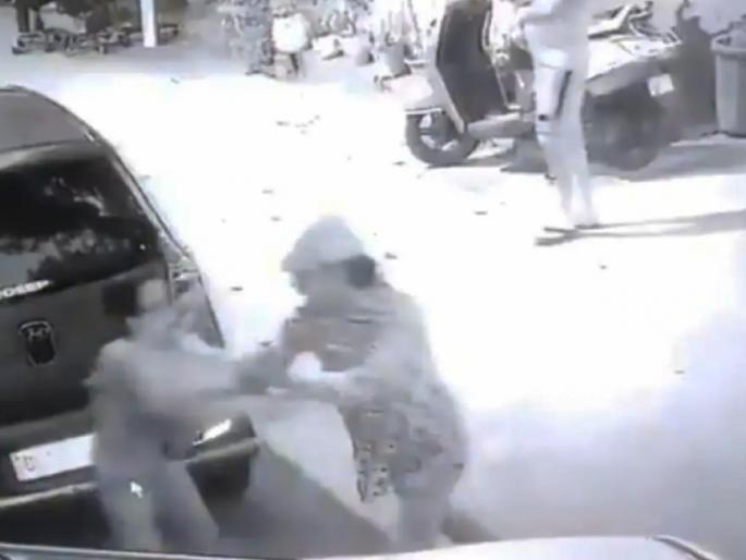 The woman was called by a neighbor; Serious injuries sustained by stabbing | शेजाऱ्याने फोन करून बोलावले महिलेला; चाकूने सपासप वार करून केले गंभीर जखमी The woman was called by a neighbor; Serious injuries sustained by stabbing | शेजाऱ्याने फोन करून बोलावले महिलेला; चाकूने सपासप वार करून केले गंभीर जखमी