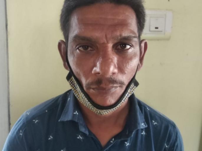 As soon as the cash was snatched, the vigilant woman chased and caught the thief | दक्ष महिलेने चोरट्यास दाखवला इंगा; हातचलाखीने रोकड पळविताच पाठलाग करून पकडले As soon as the cash was snatched, the vigilant woman chased and caught the thief | दक्ष महिलेने चोरट्यास दाखवला इंगा; हातचलाखीने रोकड पळविताच पाठलाग करून पकडले