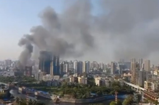 A fire broke out in a residential building in Oshiwara area of Mumbai | मुंबईतील ओशिवरा परिसरात रहिवासी इमारतीला मोठी आग 