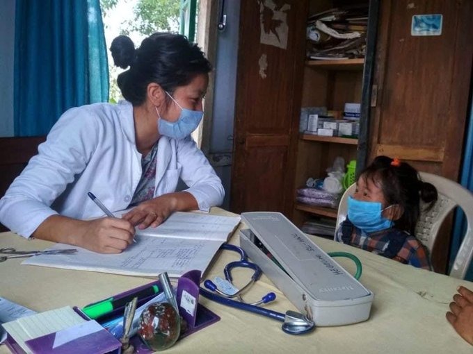 3 year girl goes to doctor by herself while parents were out for work in nagaland | कौतुकास्पद! आई-बाबा शेतात काम करतात, सर्दीची लक्षणं दिसल्याने चिमुकली एकटीच गेली डॉक्टरांकडे अन्... 3 year girl goes to doctor by herself while parents were out for work in nagaland | कौतुकास्पद! आई-बाबा शेतात काम करतात, सर्दीची लक्षणं दिसल्याने चिमुकली एकटीच गेली डॉक्टरांकडे अन्...