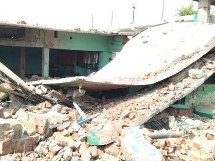 In Bihar, a huge explosion took place near a madrassa, the building collapsed in an instant | बिहारमध्ये मदरशाजवळ जबरदस्त स्फोट, क्षणार्धात इमारत झाली जमिनदोस्त 