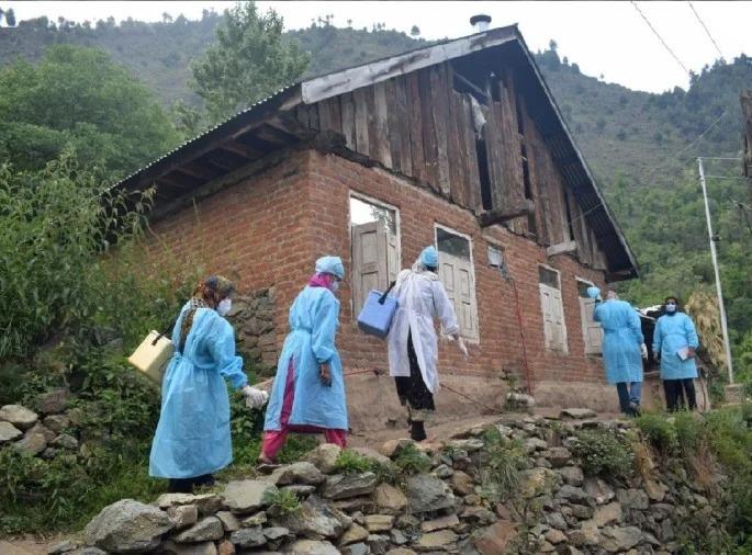 Corona Vaccine Weyan village in Bandipora 1st village in country to record 100% vaccination against Covid19 | Corona Vaccine : कौतुकास्पद! 'या' गावातील लोक झाले 'लस'वंत; 18 किमी चालून आरोग्य कर्मचाऱ्यांनी केलं लसीकरण Corona Vaccine Weyan village in Bandipora 1st village in country to record 100% vaccination against Covid19 | Corona Vaccine : कौतुकास्पद! 'या' गावातील लोक झाले 'लस'वंत; 18 किमी चालून आरोग्य कर्मचाऱ्यांनी केलं लसीकरण