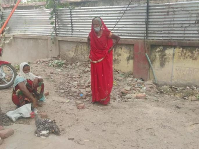 "Neighbors conspired and broke my Cock's leg," the owner of Cock complained to the police | "शेजाऱ्यांनी कटकारस्थान करून माझ्या कोंबड्याचा पाय मोडला,’’ मालकिणीची पोलिसांत तक्रार 