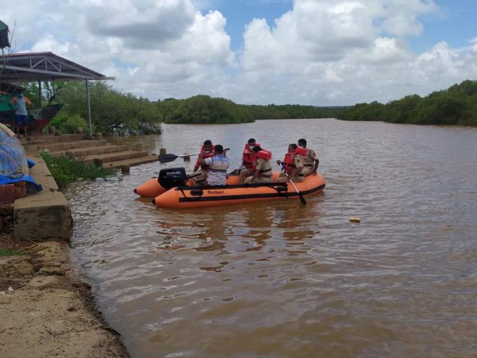 At Vengurla-Nawabag Mandvi Bay Demonstration of rescue work ; Police are ready on high alert | वेंगुर्ला- नवाबाग मांडवी खाडीत बचाव कार्याचे प्रात्यक्षिक; अतिवृष्टीचा इशारा असल्याने पोलीसांची तयारी At Vengurla-Nawabag Mandvi Bay Demonstration of rescue work ; Police are ready on high alert | वेंगुर्ला- नवाबाग मांडवी खाडीत बचाव कार्याचे प्रात्यक्षिक; अतिवृष्टीचा इशारा असल्याने पोलीसांची तयारी