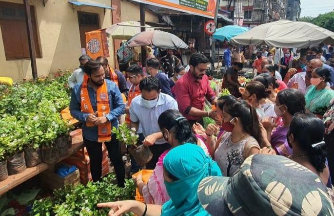 over one thousand trees distribution in kalyan on occasion of raj thackeray birthday | राज ठाकरे यांचा डोंबिवलीत इको फ्रेंडली वाढदिवस; १ हजार ५३ फूलझाडांचे वाटप