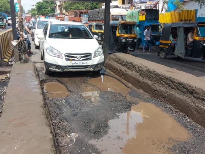 pits fell at the beginning of the Rajiv Gandhi flyover in Bhiwandi | भिवंडीतील राजीव गांधी उड्डाणपुलाच्या सुरुवातीला पडले जीवघेणे खड्डे; मनपा प्रशासनाचे दुर्लक्ष pits fell at the beginning of the Rajiv Gandhi flyover in Bhiwandi | भिवंडीतील राजीव गांधी उड्डाणपुलाच्या सुरुवातीला पडले जीवघेणे खड्डे; मनपा प्रशासनाचे दुर्लक्ष
