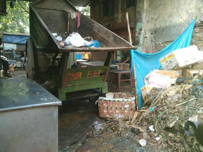 finally kdmc picked up the garbage from the fish market in kalyan west | अखेर मच्छीमार्केटमधील कचरा केडीएमसीनं उचलला finally kdmc picked up the garbage from the fish market in kalyan west | अखेर मच्छीमार्केटमधील कचरा केडीएमसीनं उचलला