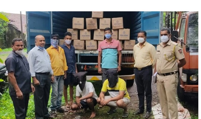 Admirable performance of Kankavli police; 10 lakh 64 thousand items including Goa made liquor confiscated | कणकवली पोलिसांची कौतुकास्पद कामगिरी; गोवा बनावटीच्या दारुसह १० लाख ६४ हजारांचा मुद्देमाल जप्त Admirable performance of Kankavli police; 10 lakh 64 thousand items including Goa made liquor confiscated | कणकवली पोलिसांची कौतुकास्पद कामगिरी; गोवा बनावटीच्या दारुसह १० लाख ६४ हजारांचा मुद्देमाल जप्त