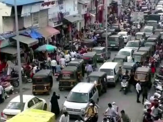 Traffic congestion in the station area due to peddlers, traffic police report to KDMC | फेरीवाल्यामुळेच स्टेशन परिसरात वाहतूक कोंडी, वाहतूक पोलिसांची केडीएमसीकडे तक्रार Traffic congestion in the station area due to peddlers, traffic police report to KDMC | फेरीवाल्यामुळेच स्टेशन परिसरात वाहतूक कोंडी, वाहतूक पोलिसांची केडीएमसीकडे तक्रार