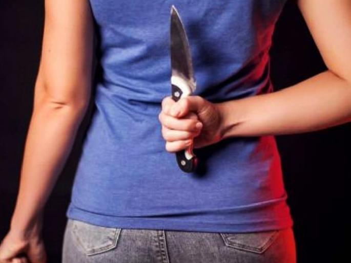 The youth broke into a woman's house next door at midnight; He bled and returned | मध्यरात्री शेजारील महिलेच्या घरात घुसला युवक; रक्तबंबाळ होऊन माघारी परतला The youth broke into a woman's house next door at midnight; He bled and returned | मध्यरात्री शेजारील महिलेच्या घरात घुसला युवक; रक्तबंबाळ होऊन माघारी परतला